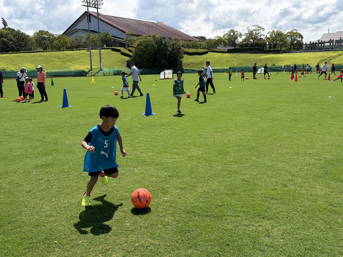 sangafc_school's tweet photo. 【太陽が丘 親子ふれあいサッカー教室】☀️⚽️

晴天の中、親子でボールを使った様々な遊びやトレーニングに挑戦⚽️🔥

最後はみんなでゲームも行い、笑顔いっぱいの楽しい時間となりました😊✨

ご参加いただいた皆さま、ありがとうございました‼️

#京都サンガ #サッカー教室 #親子サッカー #太陽が丘 https://t.co/fbdmyc6Jb8