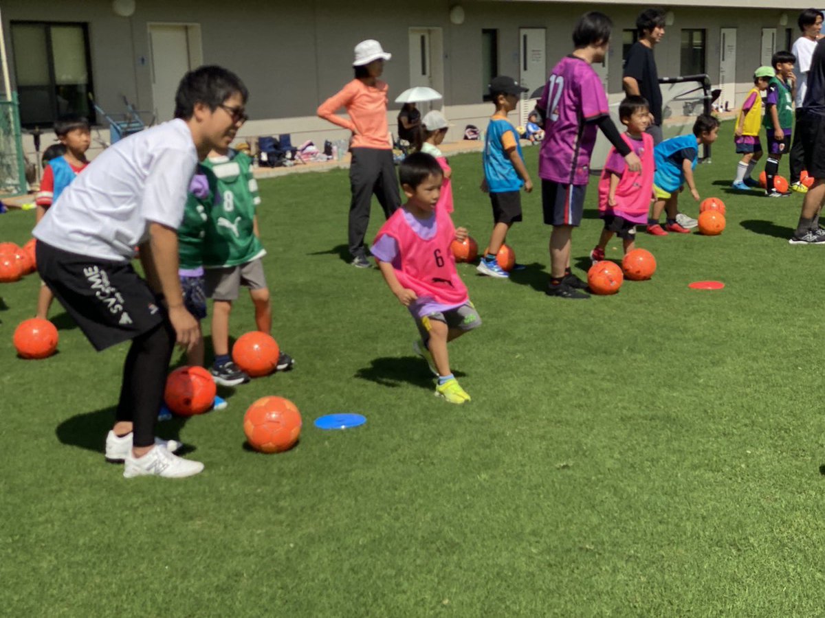sangafc_school's tweet photo. 【太陽が丘 親子ふれあいサッカー教室】☀️⚽️

晴天の中、親子でボールを使った様々な遊びやトレーニングに挑戦⚽️🔥

最後はみんなでゲームも行い、笑顔いっぱいの楽しい時間となりました😊✨

ご参加いただいた皆さま、ありがとうございました‼️

#京都サンガ #サッカー教室 #親子サッカー #太陽が丘 https://t.co/fbdmyc6Jb8