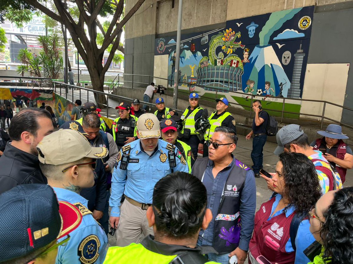 SPAOVP_CDMX's tweet photo. Personal operativo de la #SPARVP realizó un recorrido interinstitucional en la Glorieta de #Insurgentes y #PaseodelaReforma para verificar el Ordenamiento de los espacios públicos.
En coordinación con @SeGobCDMX, @SSPCMexico, @PBI_SSC, @MetroCDMX, etc. Sumamos esfuerzos para fortalecer la #CapitalDeLaTransformación.
