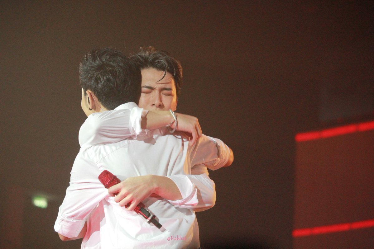 nabhatrapee's tweet photo. ต่อให้ความสัมพันธ์เบื้องหลังจะง้องแง้ง งี่เง่า หรือรักกันจนเกินกว่าที่จะคาดคิดหรือไม่

แต่เท่าที่แฟนคลับแบบเราจะรับรู้ได้...

ในวันที่ใครสักคนอ่อนแอ

ทั้งคนพี่และคนน้อง ก็ไม่เคยปล่อยมือกันนะ

#คริสสิงโต https://t.co/Q73A1TdiZs