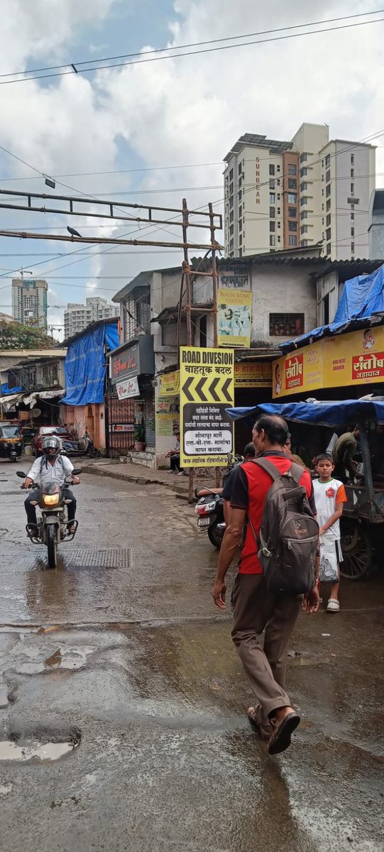 N72Anil's tweet photo. @MTPHereToHelp  Is this diversion put up by your team? Location: Shree Ram College/ Santosh Vadapav, Bhandup West Village Road @mybmcWardS @mulund_info https://t.co/s3uq0zduh0