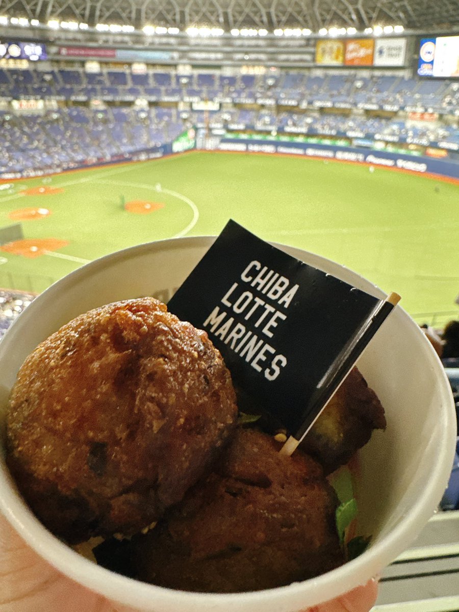 Dl1na's tweet photo. 小島のローストビーフ丼、大斗の梨スカッシュ、史礁のチヂミボール
せっかくなのでロッテ飯
ローストビーフ丼売り上げ1位だけあってめっちゃ美味しかった🥹
京セラのご飯もクオリティこれくらいあればいいのに←
大阪桐蔭コラボの演奏楽しみ☺️
勝ちますように！！！！ https://t.co/lhLyIJAyDi
