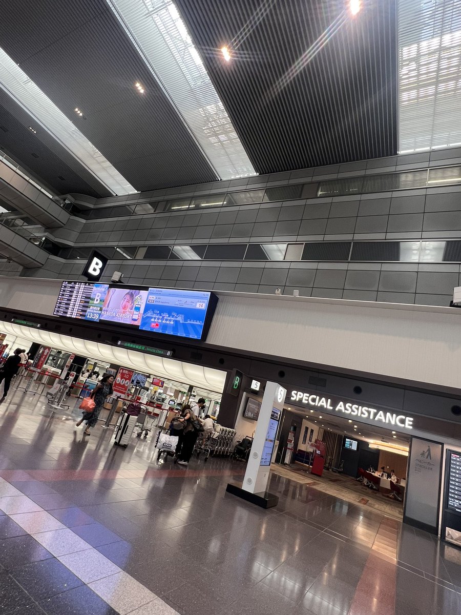 DMAF_Airi14's tweet photo. なぜ娘。ツアー初日にも、みゆ生誕にもⓂ️名古屋にも行けず羽田空港に来てこれから北海道行こうとしてるのか🙄(法事)

帰りたい https://t.co/sLzIs6JLXT