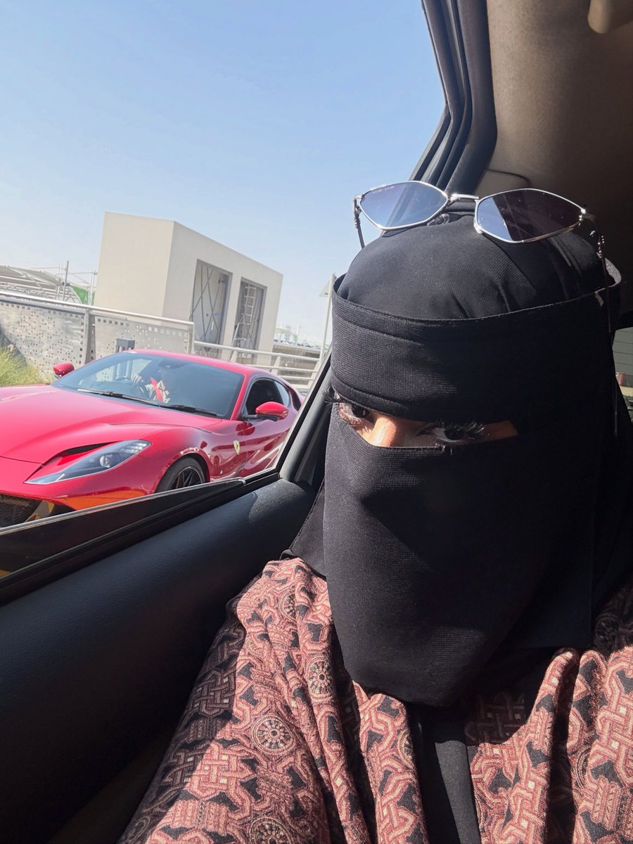 feeh_diniz's tweet photo. Ferrari girl somehow https://t.co/Hj6jbVTQhP
