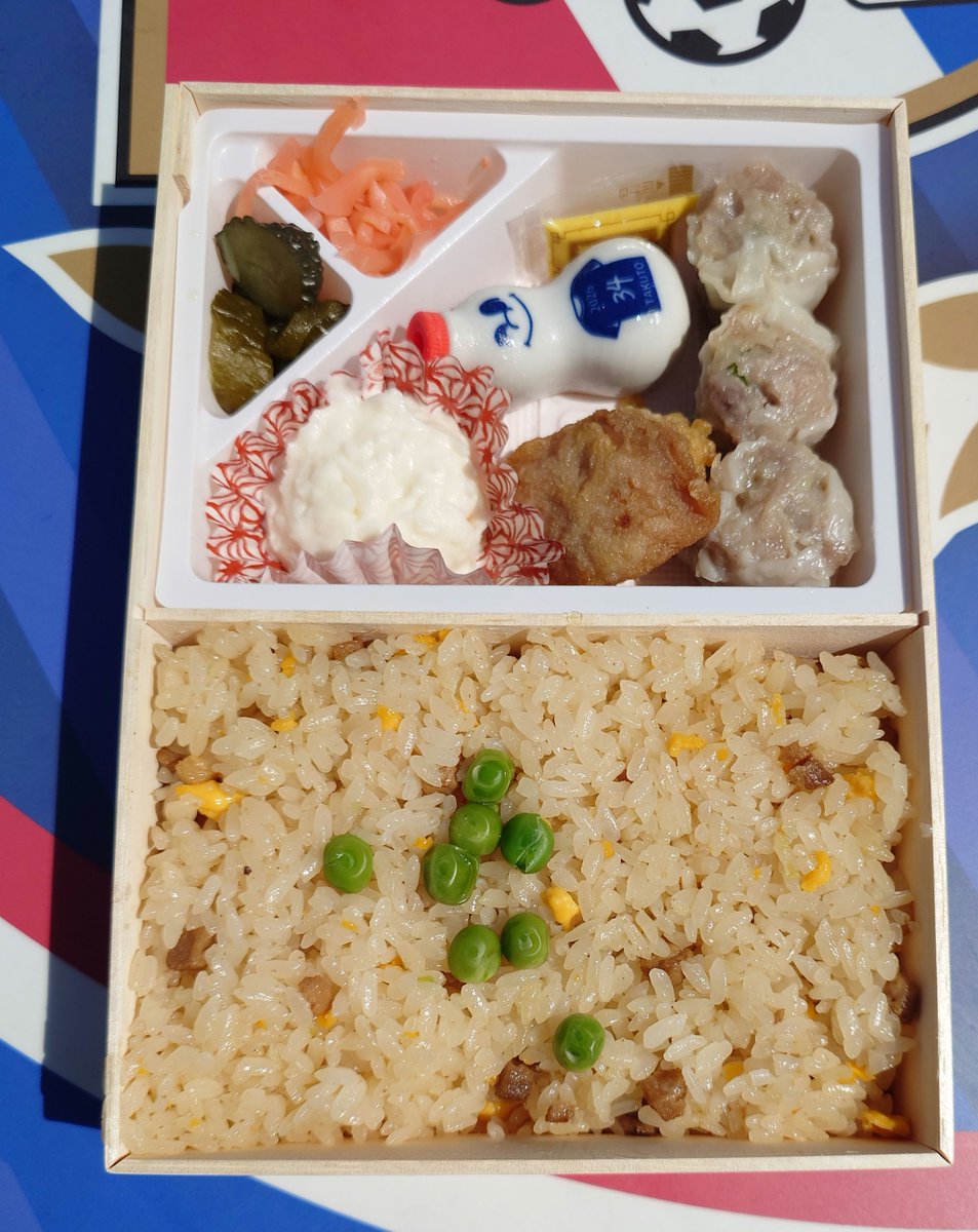 melukattsu's tweet photo. 先日買った 崎陽軒 マリノス 弁当
1,500円のお値段据え置きながら
唐揚げがとうとう焼きそばに変わってしまった
企業努力とは言え
悲しみ🥹
1,000円から年々値上げを繰り返し
2,000円になる日も近そうやな https://t.co/Y7H2OTakBV