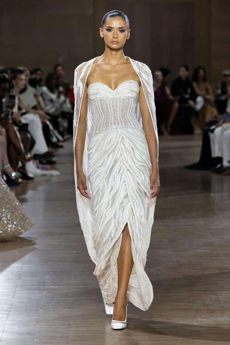 BucinYangDi1188's tweet photo. #Dilraba’s dynamic video-1 for Esquire’s 30th Anniversary Special Issue
“A vast wilderness lies hidden within her heart”
Baba dressed in a fully embroidered ivory and champagne tulle gown from the Tony Ward Fall/Winter 2026/27
#Dilireba #DilrabaDilmurat #迪丽热巴 https://t.co/hRmoiuCGWu