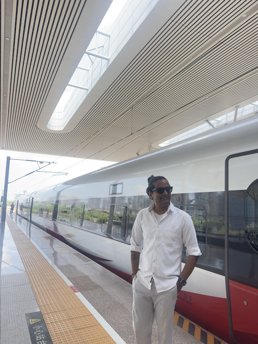 MilanTrital's tweet photo. Chinese रेल बाट स्टेशनमा ओर्लिएपछी https://t.co/voZPiJWeFS
