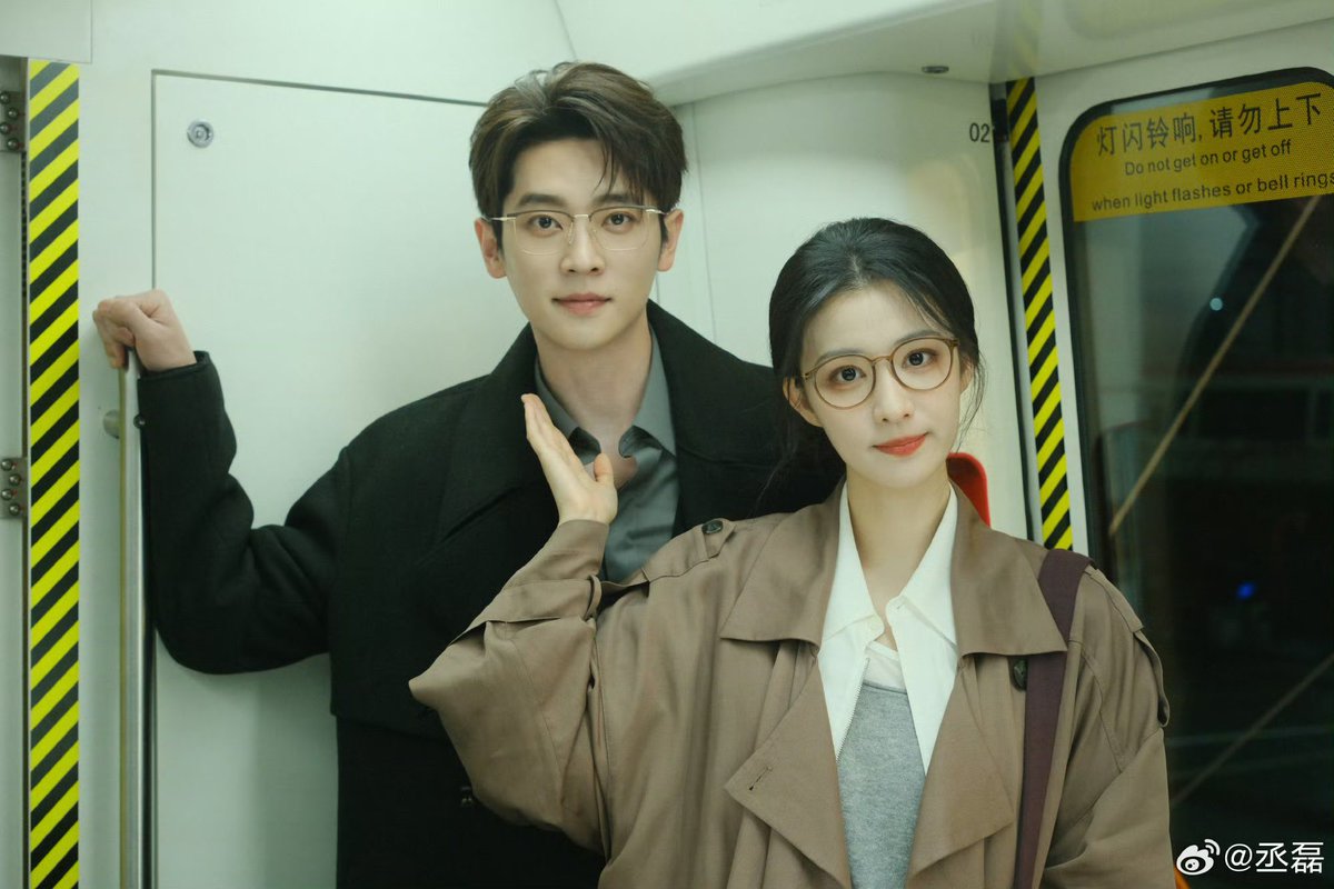 fdkfkso's tweet photo. 난 하후담도 너무 좋았지만 현대인 장삼도 너무 가능이엇어… 오랜만에 현대로 돌아와서 모든 게 낯설어서 뚝딱댈 것 같은데 왕추이화는 그런 장삼을 영원히 웃겨하면서 하나하나 설명해줄 것 같음. 그리고 이 둘이 결혼을 약속한 사이로 현대로 돌아왔다는 게….. https://t.co/tfkSHQkFO0