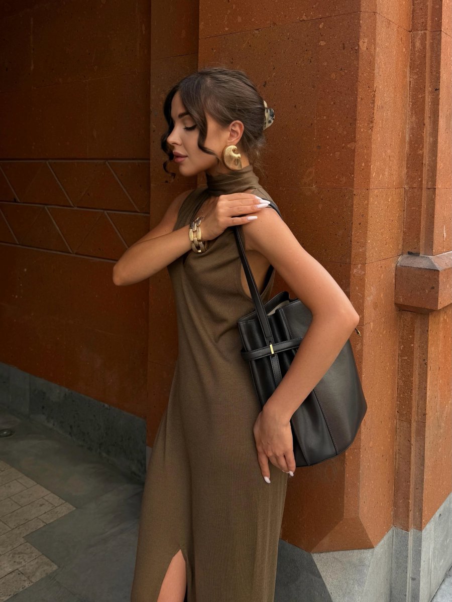 chiichuy1986's tweet photo. Сливаюсь с городом. dress @12storeez 
bag @toteme 
jewellery @limestorecom https://t.co/55flHZcWM6
