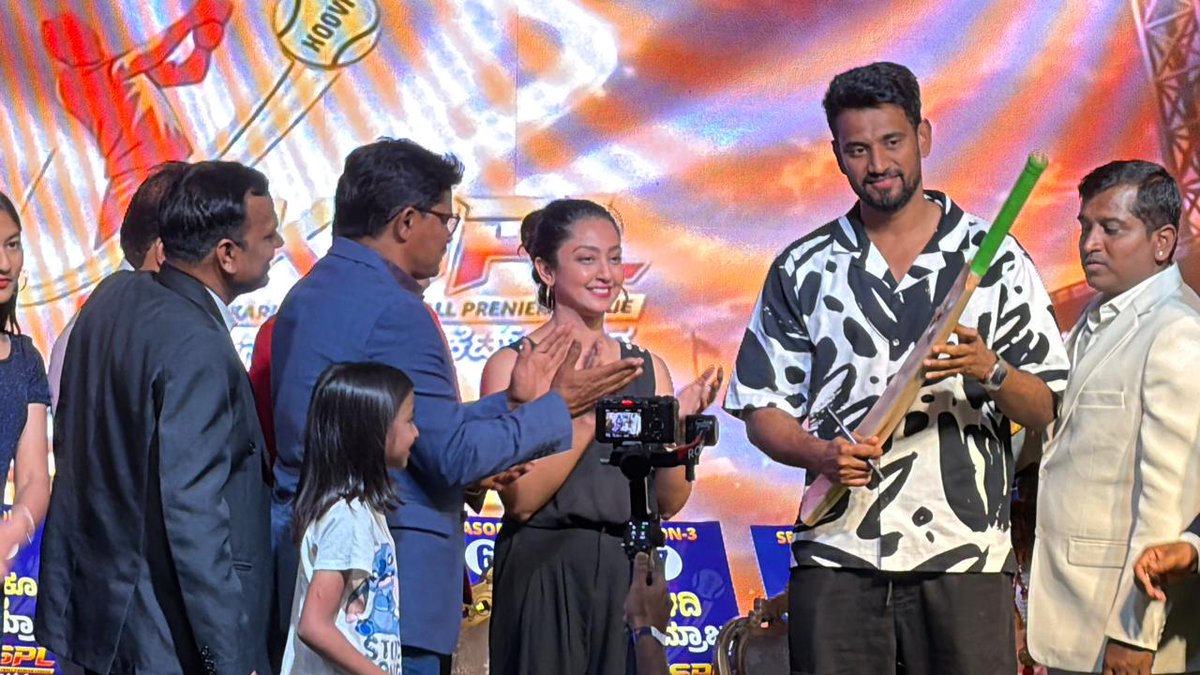 AsianetNewsSN's tweet photo. ಕರ್ನಾಟಕ ಸಾಫ್ಟ್ ಬಾಲ್ ಪ್ರೀಮಿಯರ್ ಲೀಗ್ ಸೀಸನ್-3ಗೆ ರಂಗು: ತಾರೆಯರ ಸಮ್ಮುಖದಲ್ಲಿ ಅದ್ದೂರಿ ಚಾಲನೆ

Read More: https://t.co/T3fCqe0A9U

#KSPLSeason3 #KarnatakaSoftBall #DarlingKrishna #AindritaRay #SNarayan #KannadaSportsNews #CricketCreze #SoftBallCricket #BengaluruEvents