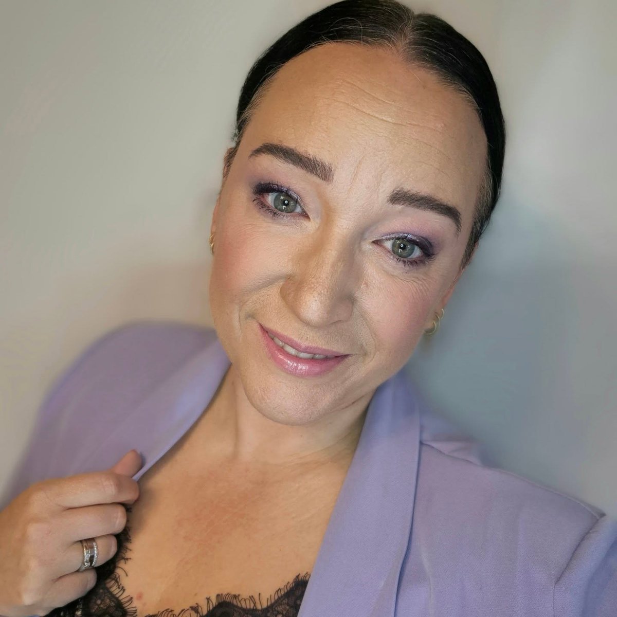 deboxado1's tweet photo. FACE
UV primer SPF50
Foundation SPF30
Radiant concealer
Loose mineral foundation
Bronzer
Blush
Highlighter

BROWS
Waterproof pencil
Brow definer
Brow powder
Brow glue

EYES
Eye primer
Rose quartz palette
Lash primer
Volume mascaras

LIPS
Candy chic https://t.co/UJPvTpBsVc