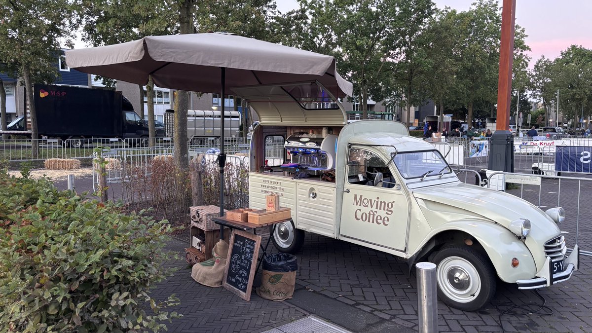 movingcoffee_nl's tweet photo. We zijn er alweer vroeg bij vandaag op de Pinkendag in Zeewolde.

#koffieoplokatie #koffieoplocatie #koffiebar #barista #baristaopevent #koffiekar #koffiebarhuren #koffietruck #koffieopevent https://t.co/Vr3mZ9nmZA