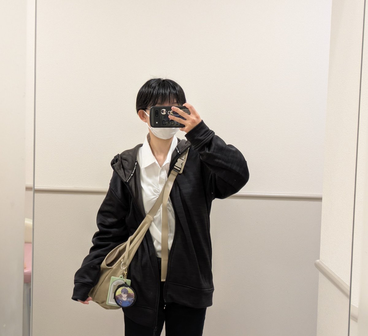 mi_nami2912's tweet photo. 推し活写真と共に自我も失礼します！
初めてヒトカラ行って、大画面に推しを写して一人興奮してました（ヤバいやつ）その後スタバ行って新作のやつ飲みました！
今日は頑張って概念コーデして出かけたけどあんまり似せれなくて泣いてます🥲︎ https://t.co/iJOCuvH1cS