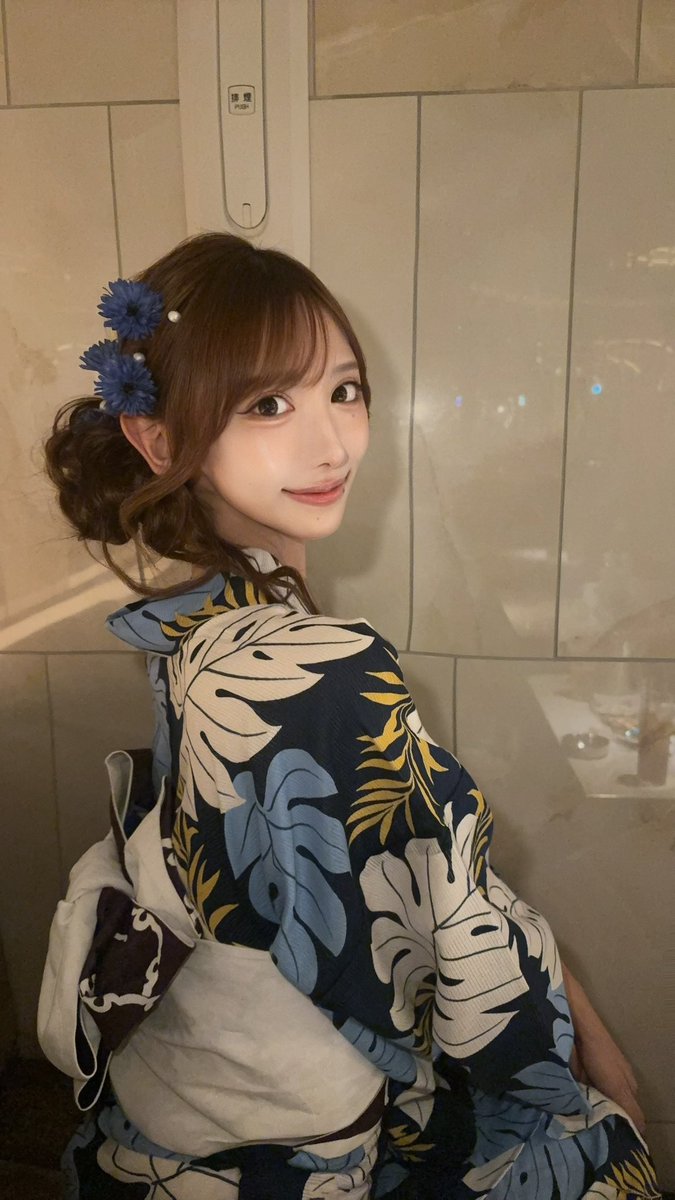 63nyatan's tweet photo. 髪飾り紛失、急遽百均の造花切ってﾌﾞｯ刺すﾍｱﾒ驚かせの力技で大将。 https://t.co/qKnXs04UI8