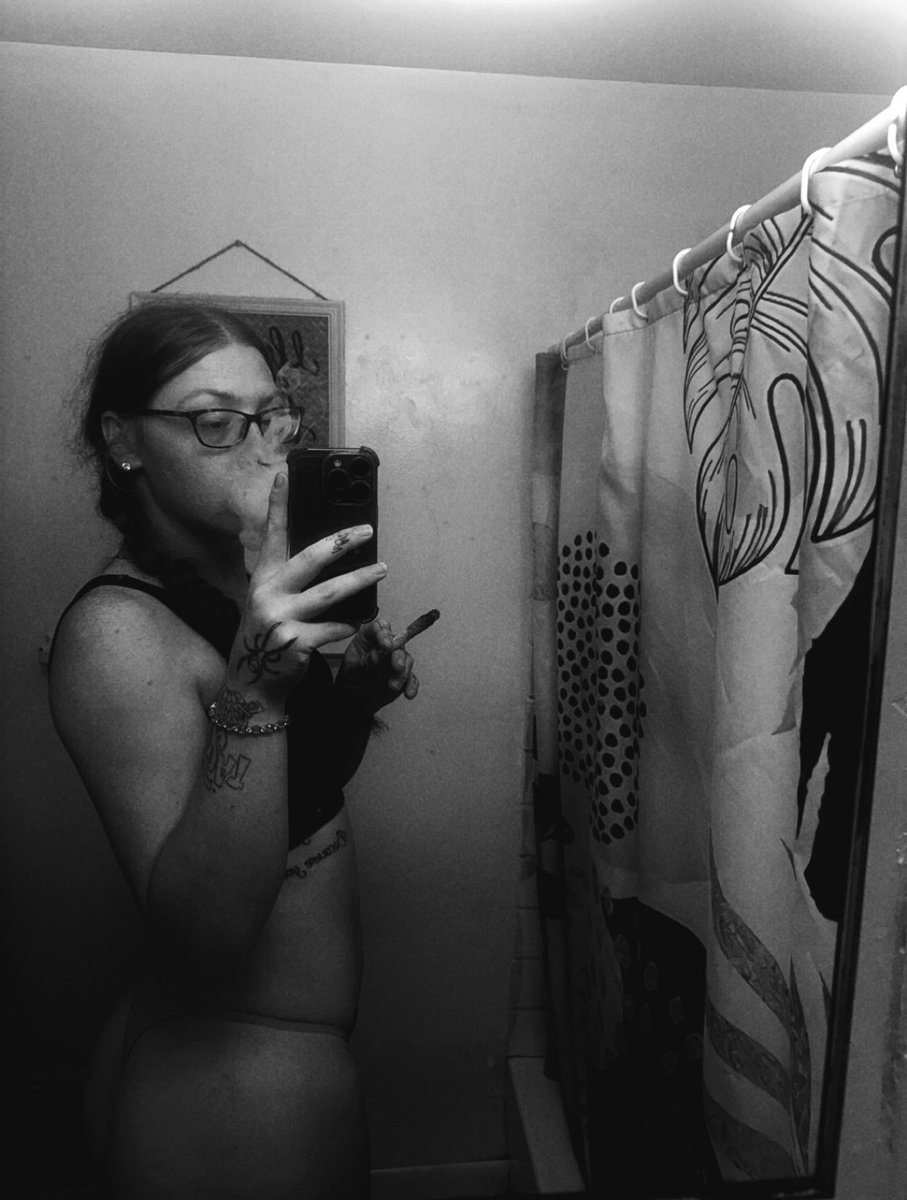 curvygingerxo's tweet photo. 🌚💨 https://t.co/ycpfwkWGRg