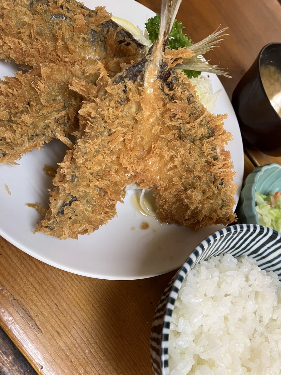 electric_yaro's tweet photo. 東新宿 真昼の月夜の太陽近くにあるとんかつ屋さん「かつ味」で念願のアジフライ定食を。薄めでサクサクの衣に���厚の身がふっくらしてて予測以上のクオリティ。これで税込900円とは😳昔ながらの雰囲気のお店でとんかつも美味しいよ。 https://t.co/Xtcj1C0vmd