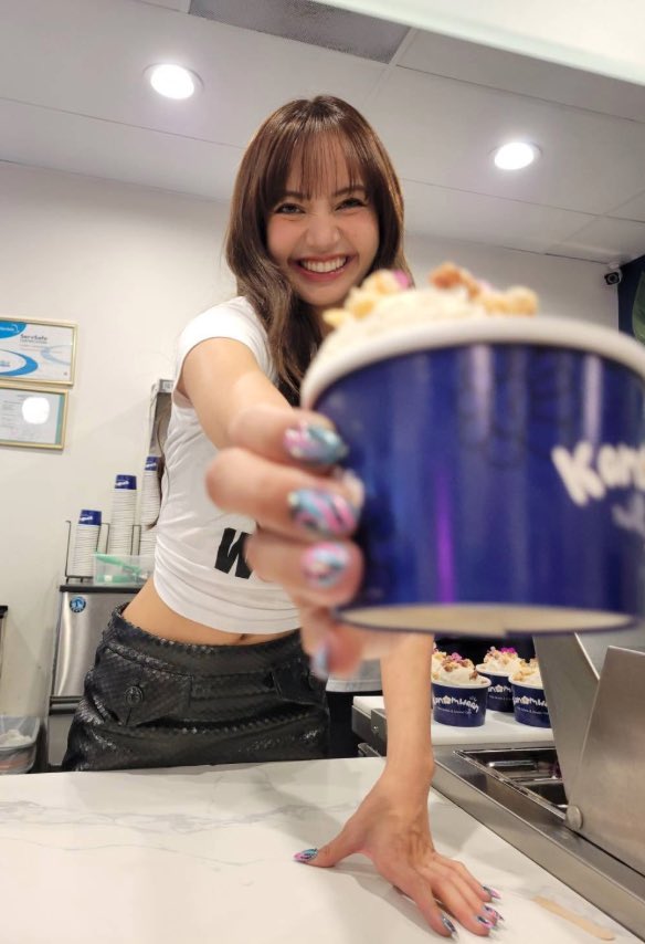 viraltakes's tweet photo. #Lisa looks gorgeous while serving her limited edition gelato “SaWaDiKa LA Diva” in LA. https://t.co/4VE42UR9Qk