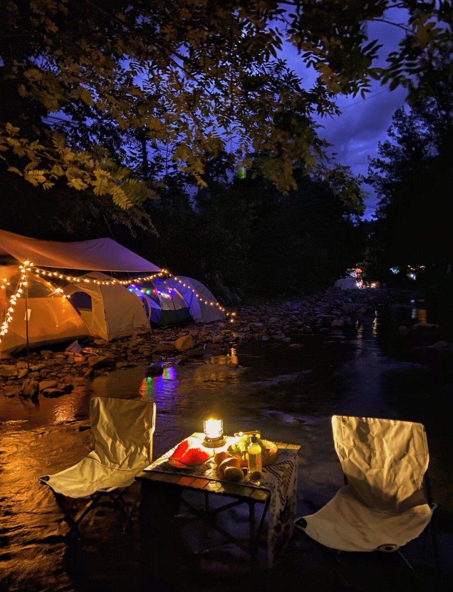 NoraEarlevrf's tweet photo. Noche bajo las estrellas con el ruido suave del río, café caliente y risas con amigos — esa es la magia del camping. https://t.co/K2xQXPRuzt