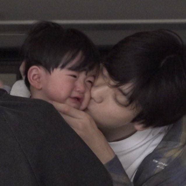 ys__lover's tweet photo. 엄마 바라기 아가최 아빠최한테 안겨서도 엄마최 사라진 방향만 보고 있는대요 (화장실 감)

#연숩 https://t.co/TcyNhRoltJ