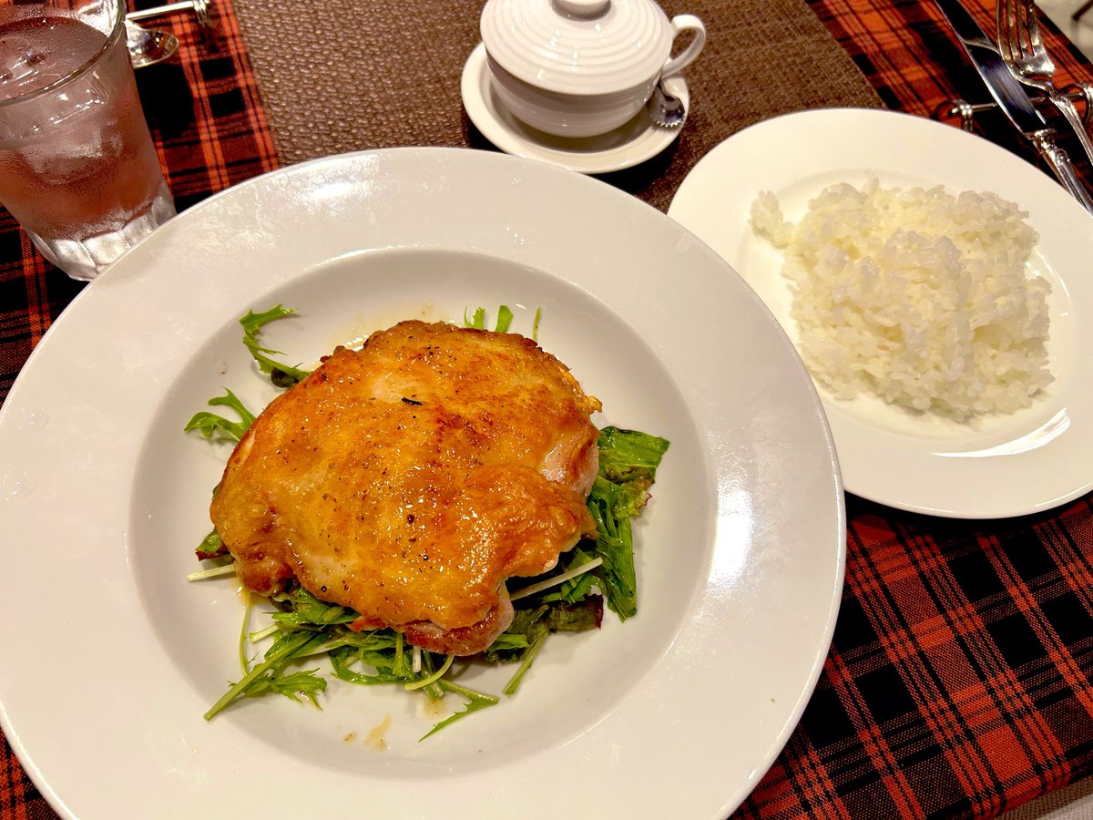 mittyo_n's tweet photo. カップが美しすぎて視覚から貴族気分になれる。
料理も紅茶も勿論美味しかった。 https://t.co/Zuu6QLKiFn