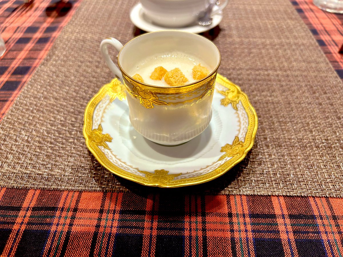 mittyo_n's tweet photo. カップが美しすぎて視覚から貴族気分になれる。
料理も紅茶も勿論美味しかった。 https://t.co/Zuu6QLKiFn