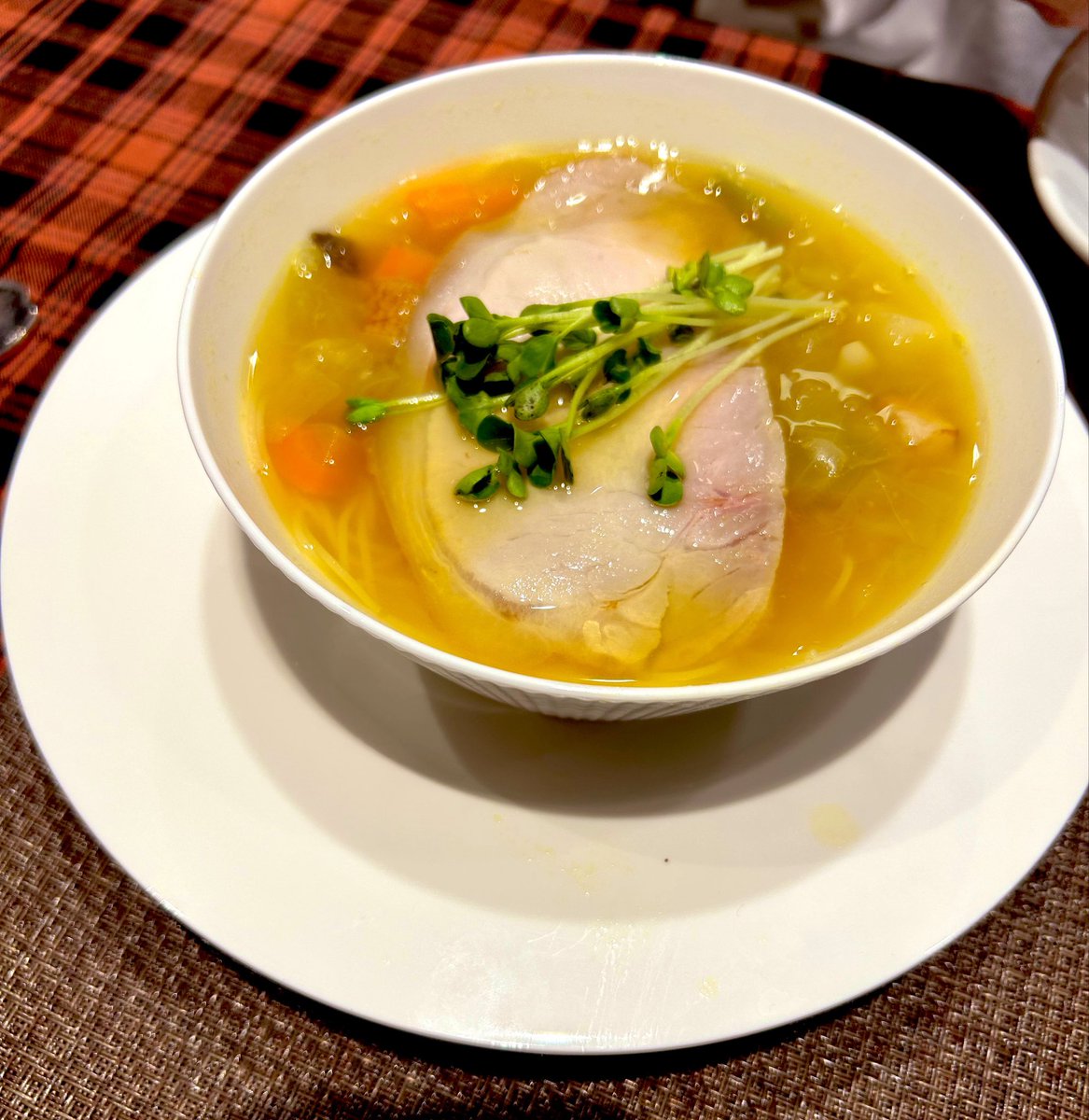 mittyo_n's tweet photo. カップが美しすぎて視覚から貴族気分になれる。
料理も紅茶も勿論美味しかった。 https://t.co/Zuu6QLKiFn