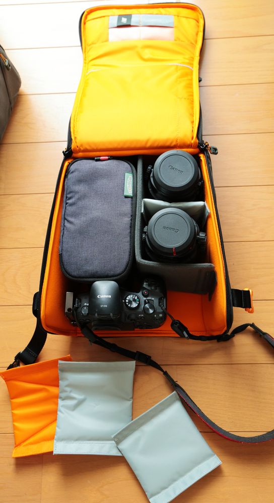 sakcol's tweet photo. カメラバッグのファスナーが両サイド剥離したので、新しいのを買ってきた。
同じ製品３代目。
もうちょっと丈夫に作ってくれ…とか、
蓋部分にハンドル付けるんじゃないよ…とか
言いたい事はあるけど、サイズがピッタリ過ぎて無駄が無いので使い続けてる。 https://t.co/YM3mWD1SsS
