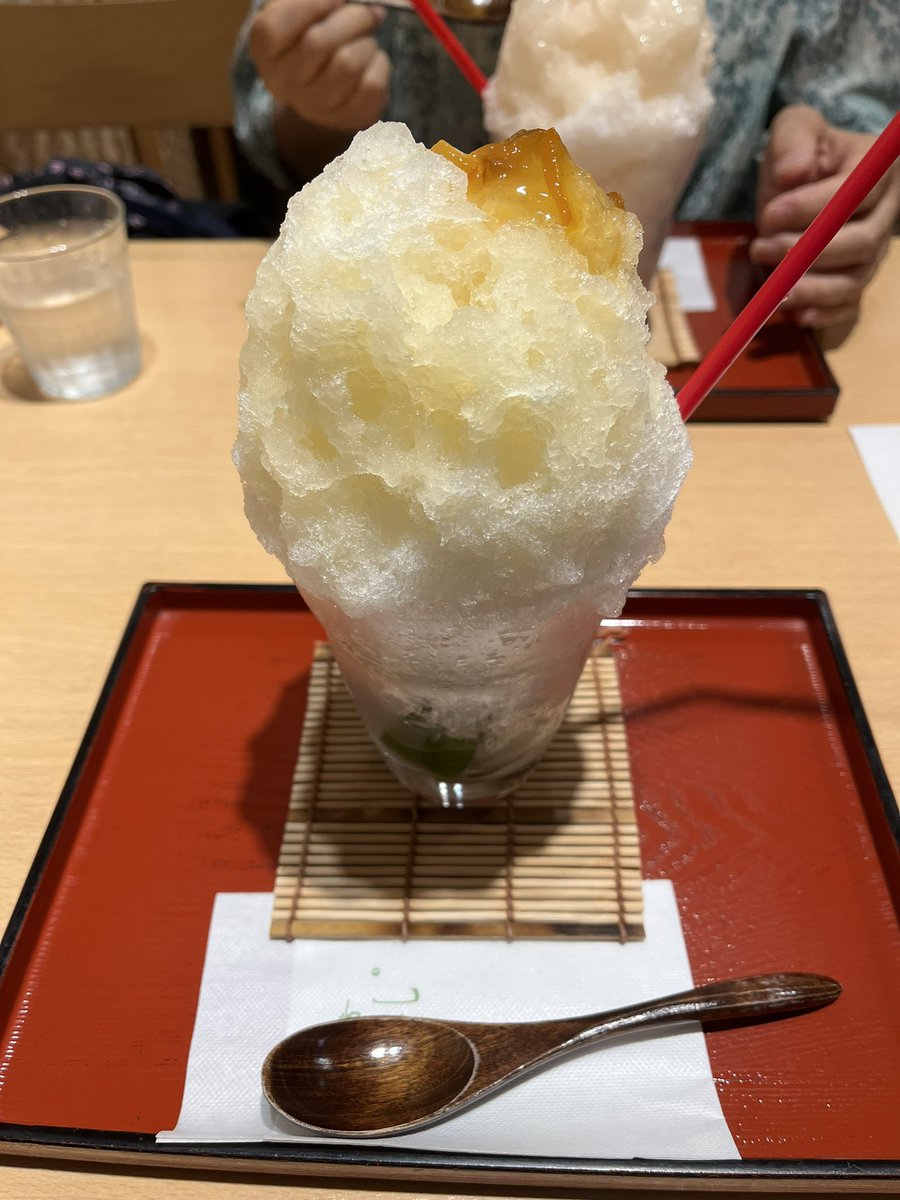 ta_tata_kun's tweet photo. 暑いからまずは、かき氷で休憩🍧
祇園小石の「舞妓はんのお稽古帰り氷（夏柑）」
かき氷の中には白玉、生麩、果物とかがゴロゴロ出てきてうまうまなのだー😆👍✨ https://t.co/F12KAOTedA