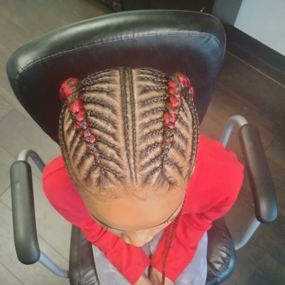 RayleneMokiao's tweet photo. Added a touch of color to her braids. https://t.co/vwUUaNuOla