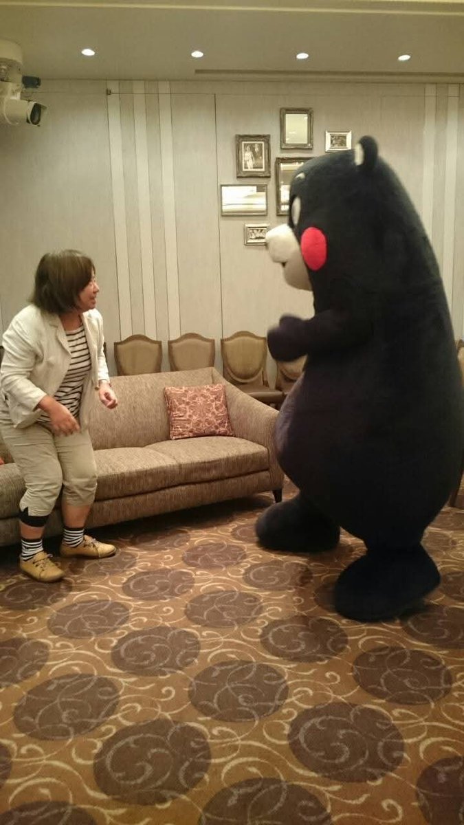suechan38's tweet photo. くまモンに交代ではぐしてもらえるイベントですが嫌がられている写真です。昔のなつかしい写真出てきました。 https://t.co/tnOPrFzdOd