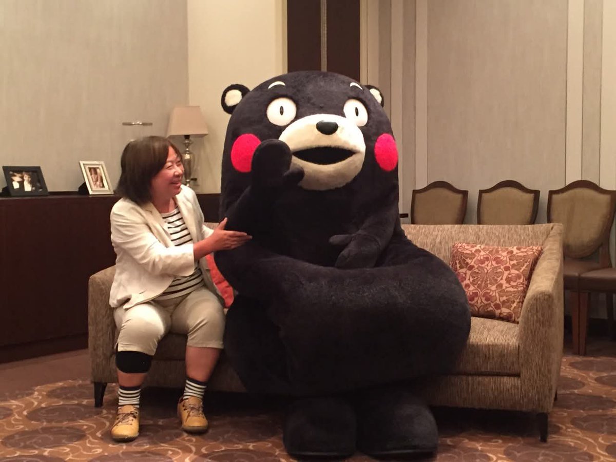 suechan38's tweet photo. くまモンに交代ではぐしてもらえるイベントですが嫌がられている写真です。昔のなつかしい写真出てきました。 https://t.co/tnOPrFzdOd