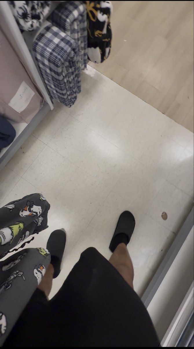Jay198472873811's tweet photo. What she saw 🤭 she couldn’t resist to come back for another look 🤤 #htx #atx #dfw #ExhibicionismoPúblico #exhibiciónismo #dickflash #bulge #bigdick #reaction #ometv #omegle https://t.co/ACLU9eAApt