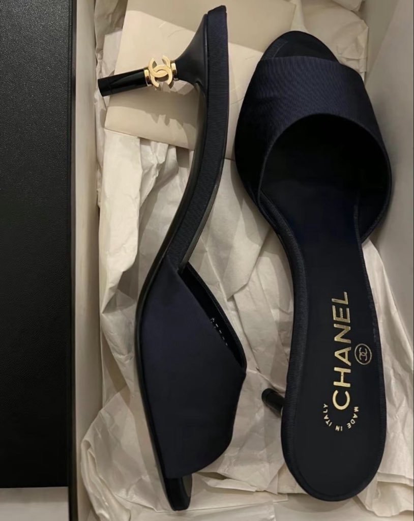 onetruelave's tweet photo. the heel detail is such a subtle flex https://t.co/6y9wqJHHBK