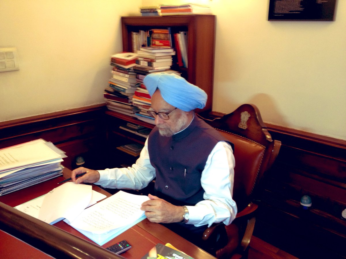 PankajPachauri's tweet photo. “विद्या ददाति विनयम्…” 

विद्या से विनम्रता मिलती है। 
(अगर आप विनम्र नहीं हैं तो आपके पास विद्या नहीं हो सकती।)

On this #TeachersDay thanking 🙏🏻all the teachers who taught us lessons of life and humility. 

Grateful to them all. 🙏🏻 https://t.co/OXV9VNcwb4