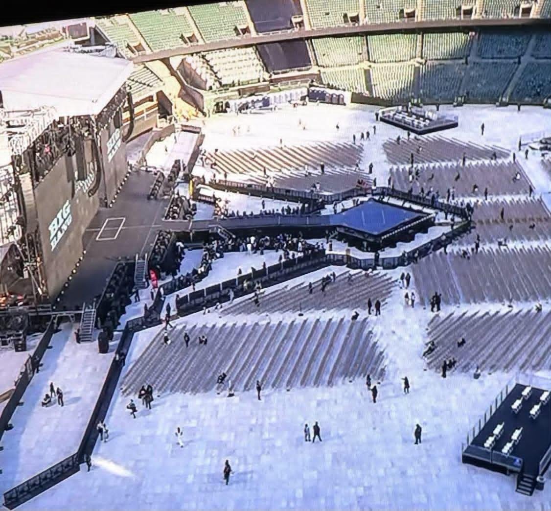 kekkzxd's tweet photo. ก็คือเหมือนว่าที่ Oakland เวทีข้างๆที่ติดโซนฟ้าโดนถอดออก(เพราะมีปัญหาเวทีสูงแล้วคนดูมองไม่เห็นสเตจหลัก) แต่ยังมีทางเดินอยู่ศิลปินเลยมาเดินบล็อกกิ้งเดิมที่ข้างล่างแทน ก็เลยลงมาข้างล่างตอน Loser ส่วนจะเป็นแบบนี้ตลอดไปเลยไหมก็ต้องรอฝั่งเอเชียเริ่ม https://t.co/vCSy8XQYBF