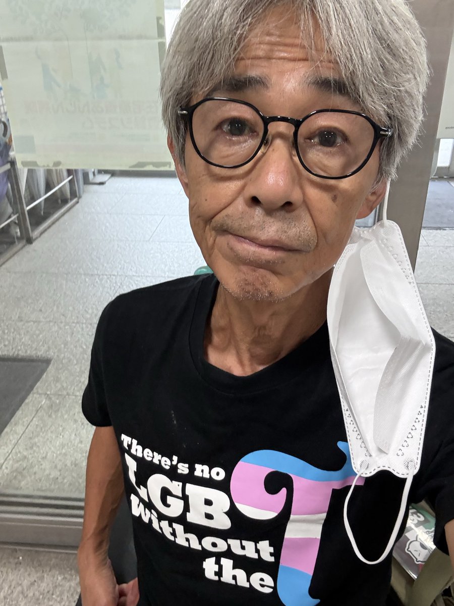 kawakitakoji's tweet photo. 入院している方の病院のエレベータホールにて、ちょいへたり😛️
#WearToResist 
#AKATALE https://t.co/TXDuwz1kQ7