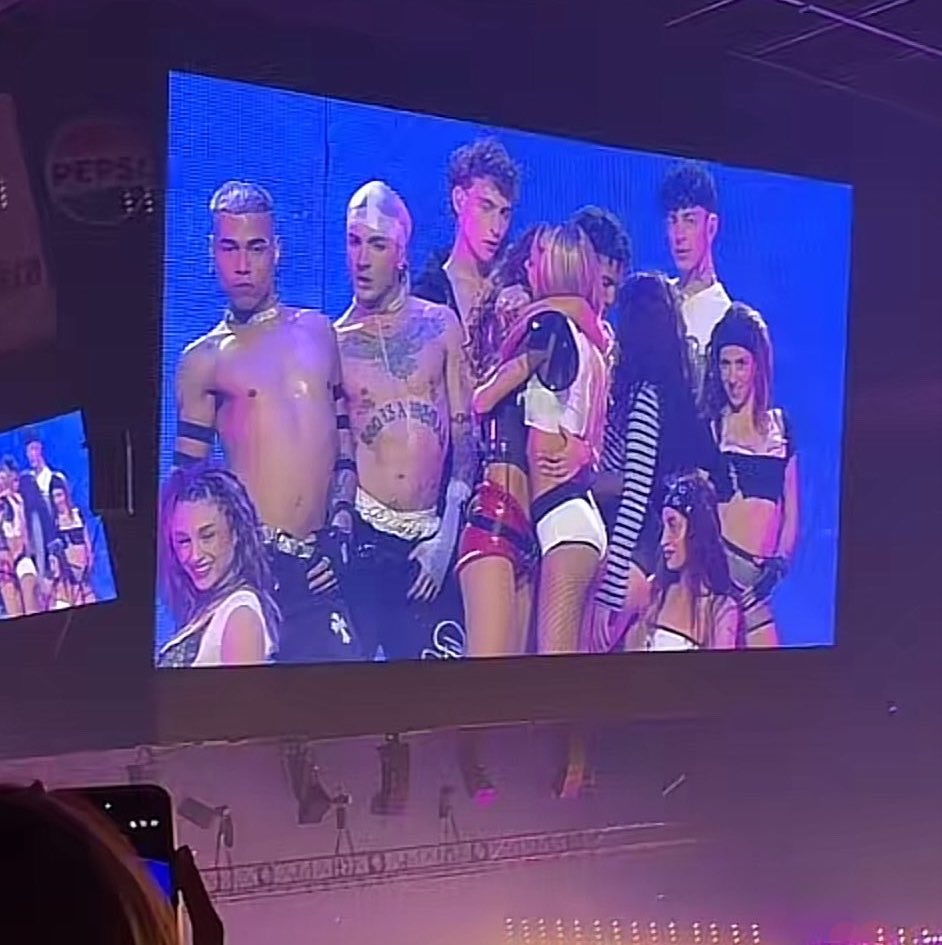 DANNA_Today's tweet photo. TINI le da la bienvenida a DANNA a su escenario de #FUTTURA en Ciudad de México como “La Reina de este pais” 🇲🇽 https://t.co/NBJCzJDN7X