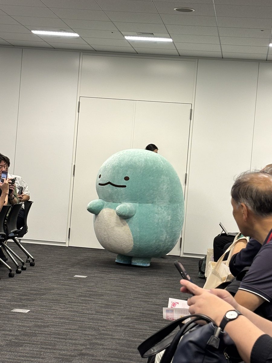 ryoma_isobe's tweet photo. こんなところでリアルで会えるとは！
可愛い🩷

#iijmio
#とかげ https://t.co/jKxgS9NGlK