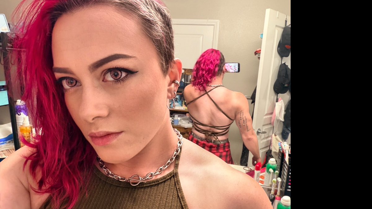 ClaireMax's tweet photo. Sometimes an outfit makes me look both extremely queer and extremely hench and this was definitely one of those times https://t.co/FsQoUcr9iT
