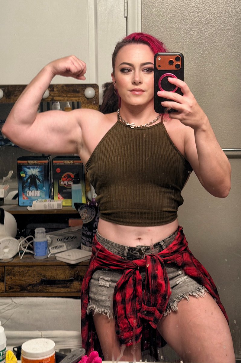 ClaireMax's tweet photo. Sometimes an outfit makes me look both extremely queer and extremely hench and this was definitely one of those times https://t.co/FsQoUcr9iT