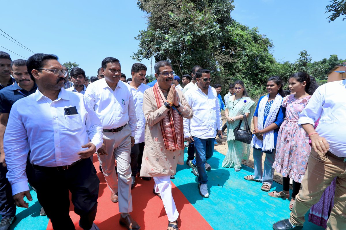dpradhanbjp's tweet photo. ପବିତ୍ର ‘ଗୁରୁ ଦିବସ’ ଅବସରରେ ସମ୍ବଲପୁର ସ୍ଥିତ ଓଡ଼ିଶା ରାଜ୍ୟ ମୁକ୍ତ ବିଶ୍ୱବିଦ୍ୟାଳୟ ପରିସରରେ 'RISHI' — Residential Internship & Skill Hub for Industry ଭବନର ଭିତ୍ତିପ୍ରସ୍ତର ସ୍ଥାପନ କଲି । ଏହି କେନ୍ଦ୍ରରେ ଯୁବକଯୁବତୀମାନେ ପୁସ୍ତକଗତ ଜ୍ଞାନ ସହ ଶିଳ୍ପ ଜଗତର ଆବଶ୍ୟକତା ଅନୁଯାୟୀ ପ୍ରାକ୍ଟିକାଲ୍ ପ୍ରଶିକ୍ଷଣ ଓ କାର୍ଯ୍ୟଦକ୍ଷତା ହାସଲ କରିପାରିବେ ।

#TeachersDay #Sambalpur #Odisha