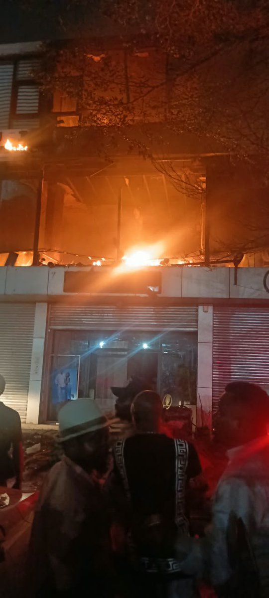 IsralMutombo11's tweet photo. Drame en pleine célébration du mariage : un incendie sème la panique à la salle des fêtes Panacée

La fête s’est brusquement transformée en scène de panique. Alors qu’un jeune couple faisait son entrée dans la salle des fêtes Panacée, située dans l’enceinte de la paroisse du centenaire, un incendie s’est déclaré, plongeant les invités dans la confusion et la peur. En quelques instants, les cris et la précipitation ont remplacé l’ambiance festive qui régnait dans la salle.

Face aux flammes qui gagnaient du terrain, plusieurs citoyens se sont mobilisés pour porter secours aux personnes prises au piège. Grâce à leur intervention, de nombreux invités ont pu être évacués sains et saufs. Toutefois, certaines personnes seraient sorties inconscientes, selon les témoignages recueillis sur place.

Pour l’heure, aucun bilan officiel en termes de pertes en vies humaines n’a été communiqué. Mais l’inquiétude reste vive : des témoins affirment que certaines personnes pourraient encore être coincées à l’intérieur de la salle, alors que les opérations de secours se poursuivent dans des conditions qui restent à préciser.

Une situation qui suscite également de nombreuses interrogations. Malgré la proximité de la salle des fêtes avec l’hôtel de ville, aucun véhicule anti-incendie n’aurait été aperçu sur les lieux au moment des faits, selon plusieurs témoignages. Une absence qui alimente la colère et l’incompréhension parmi les personnes présentes.

Au milieu des flammes, une fête qui devait célébrer l’amour d’un jeune couple s’est ainsi muée en une nuit d’angoisse. En attendant un bilan officiel et les conclusions des autorités sur l’origine de l’incendie, les regards restent tournés vers les lieux du sinistre, avec l’espoir de retrouver toutes les personnes qui sont encore à l'intérieur.