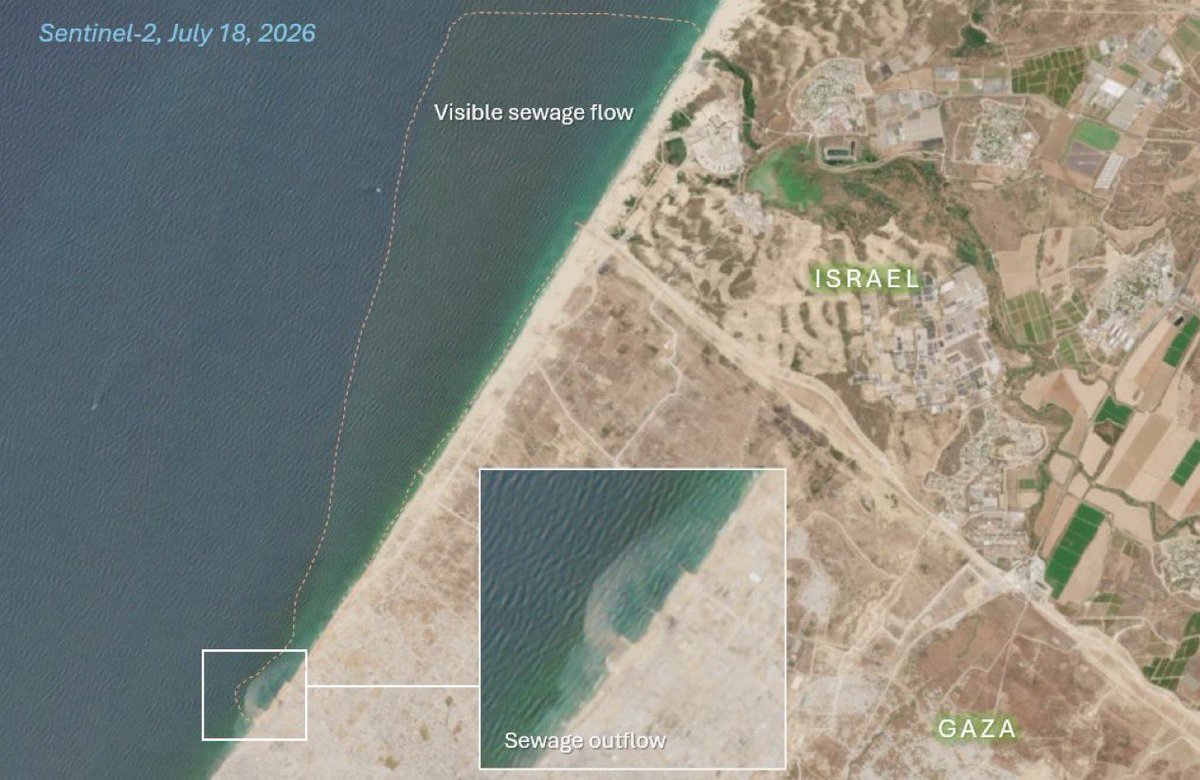 MagnifiqueTomy's tweet photo. La destruction des égouts de Gaza, méthodique, acharnée. Pensée pour étouffer un peuple. Puis viennent les images satellites : 130 000 m³ d'eaux usées par jour dans la mer. Une pollution massive, visible de l'espace.

Le boomerang est implacable. Cinq usines de dessalement israéliennes paralysées par des algues. La mer, souillée par leurs propres bombes, leur renvoie leur poison en pleine figure.

Alors ils coupent l'eau à Gaza. Parce qu'évidemment, la solution, c'est encore d'asphyxier les Palestiniens. Et ce faisant, ils creusent leur propre tombe, une goutte de pétrole à la fois.

La nature se fiche des frontières. Elle ne fait pas de politique, elle rend juste la monnaie.