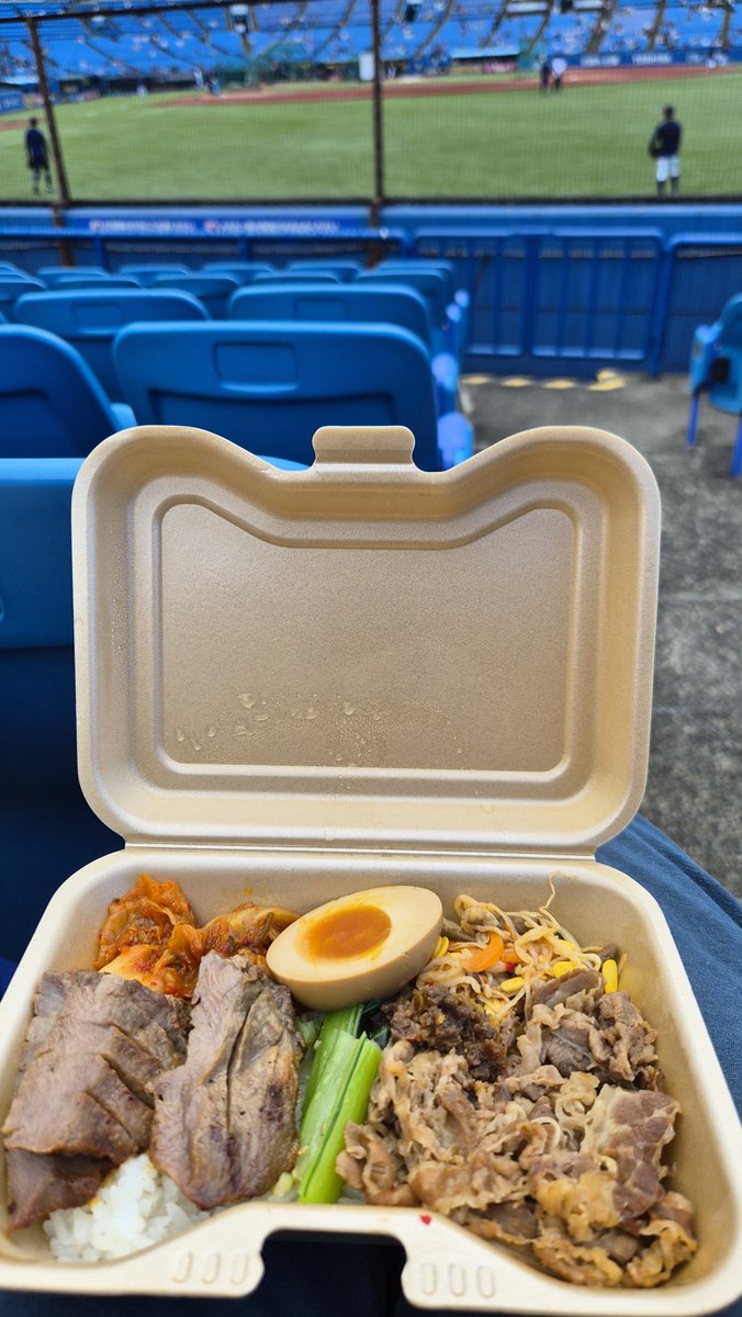 KeibJun's tweet photo. #swallows
#燕心全開
#応燕
#GOGOSwallows 
#神宮観戦中 久々に来たぁ➰☺️
利久さんのてっぱち丼で、応燕パワー注入‼️👏
絶対勝つぞ、スワローズ🙏 https://t.co/l1dASYdxUh