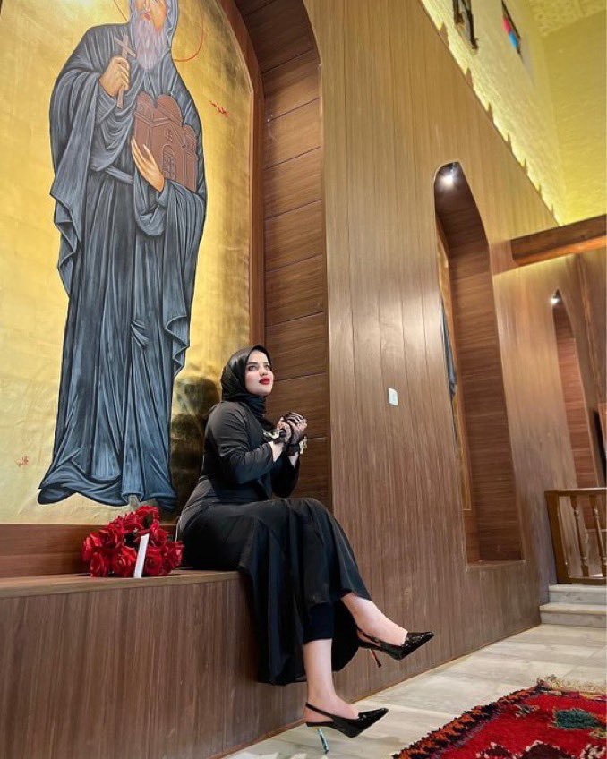 haseendoshiza's tweet photo. Na jane wo kaisi muslima hoti hain jinhe hijab se parhez hai,
Hijab hamara ghuroor hi nahi hamare husn mein bhi izafa kerta hai. https://t.co/qZ0EplZcox