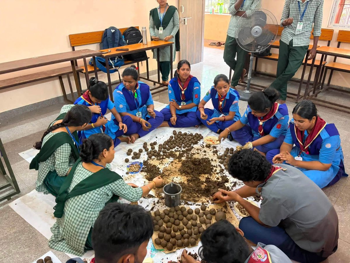 bsgodisha's tweet photo. GO GREEN 📷WITH SEED BALLS
Rangers of KB College, Baranga, Khordha Dist. BSG prepared seed balls using different seeds for the monsoon under the banner of Climate Action. 
#youthandsportsaffair
#SchoolAndMasseducation
#GovernorOdisha
#bsgindia
#CMOOdisha
#SDGGoals
#ScoutsforSDG https://t.co/zVT8KtydeF