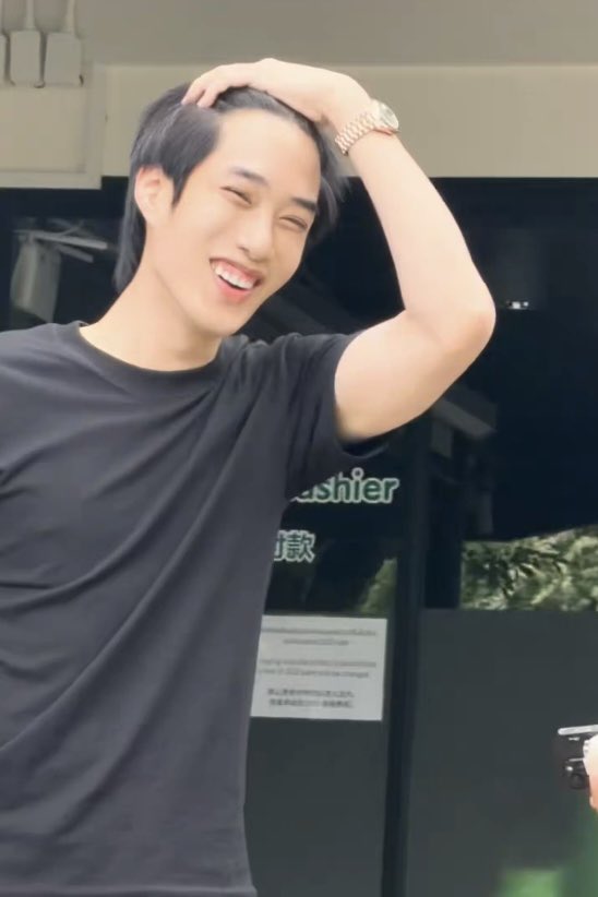 lucinesnapp's tweet photo. ให้นะ เสื้อยืด กางเกงวอร์ม ข้อมืออีกข้างใส่ whoop อีกข้างใส่นาฬิกา ถือกระเป๋าหลุยส์ แล้วโคตรเหมือนตำรวจเพิ่งออกจากเวร มาเป็นศิลปินต่อเลยอะ 5555555555555555555555555555555555555555555555555555555555555555 https://t.co/mztRxRdyQu