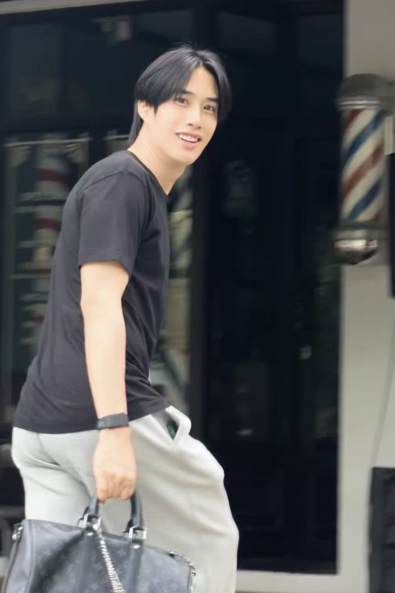 lucinesnapp's tweet photo. ให้นะ เสื้อยืด กางเกงวอร์ม ข้อมืออีกข้างใส่ whoop อีกข้างใส่นาฬิกา ถือกระเป๋าหลุยส์ แล้วโคตรเหมือนตำรวจเพิ่งออกจากเวร มาเป็นศิลปินต่อเลยอะ 5555555555555555555555555555555555555555555555555555555555555555 https://t.co/mztRxRdyQu