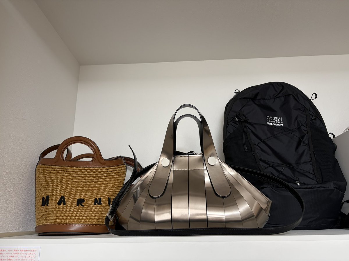 yaboo723's tweet photo. クローゼットの上の段にバッグを並べて置けるようになった！(これ以外にもバッグはあるけどクローゼット外が定位置になってる https://t.co/AIv8SdnGng