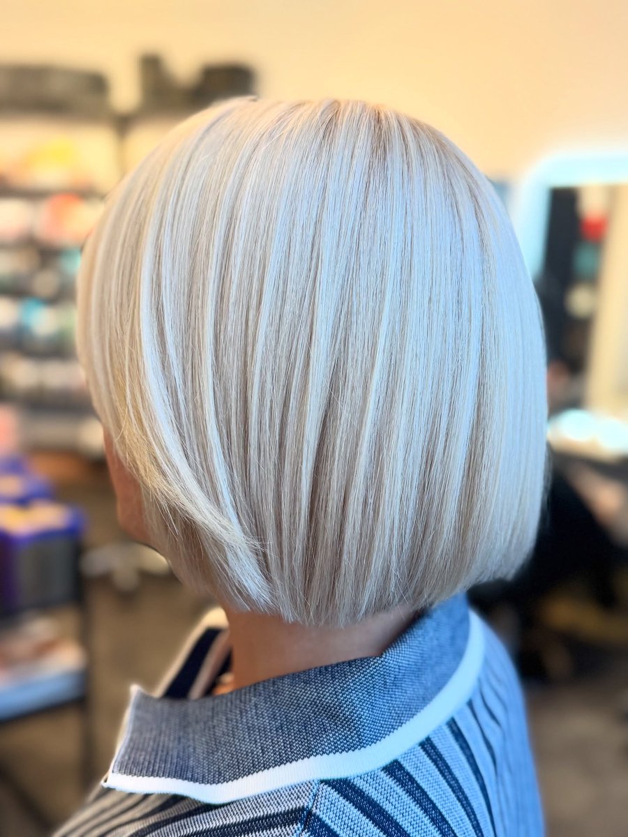 ArdathCardo's tweet photo. Jag arbetar sällan med ljusare färg, men när jag gör det vill jag ha exakt det här resultatet. Otroligt imponerad av VH Color från @visionhaircare_professional. 12. 66 med 12% i 50 min. https://t.co/Q5ECHTRg0F